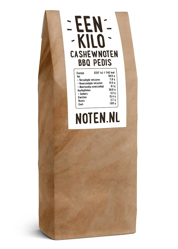 Een zakje met 1 kilo A-kwaliteit BBQ cashewnoten van Noten.nl