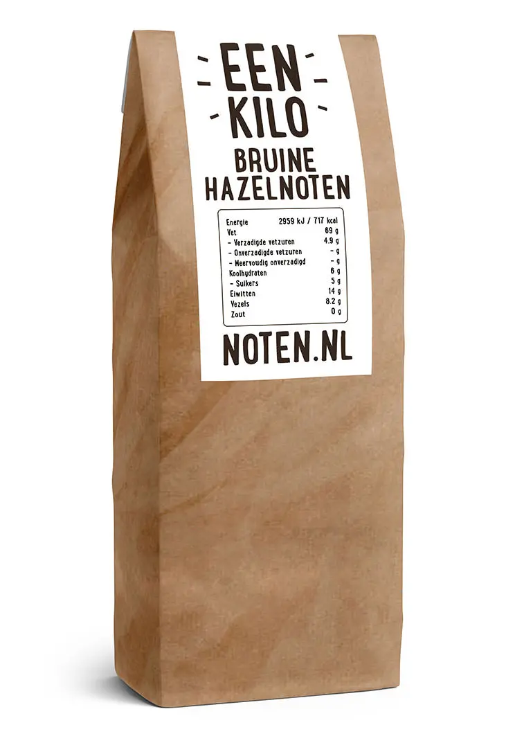 Een zak gevuld met een kilo bruine hazelnoten van Noten.nl