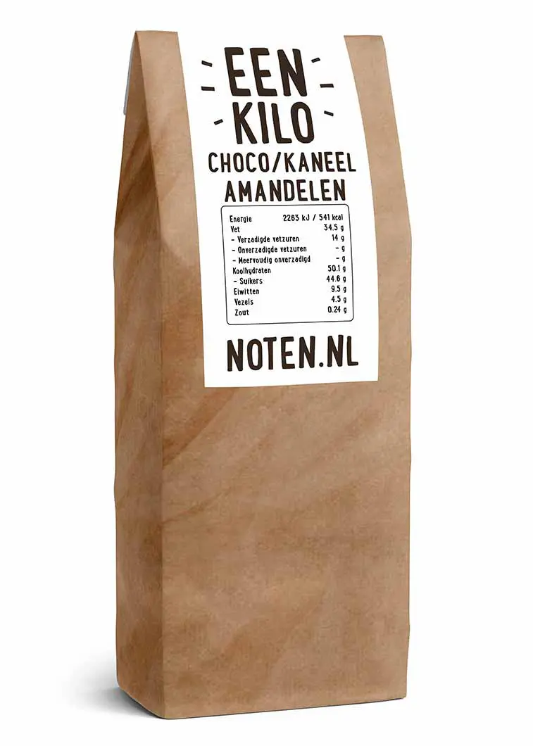 Een zakje met een kilo chocolade/kaneel amandelen van Noten.nl