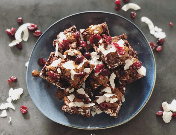 Recept: rijstkoekjes met chocolade, cranberry’s, kokos &#038; pindakaas